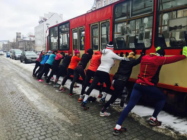 "TriMama budzi Gdańsk" to kontynuacja darmowych treningów, które prowadzi Natalia. Teraz odbywają się one pod patronatem Gdańskiego Ośrodka Sportu. Uczestnicy spotykają się zawsze przy zabytkowym tramwaju.
