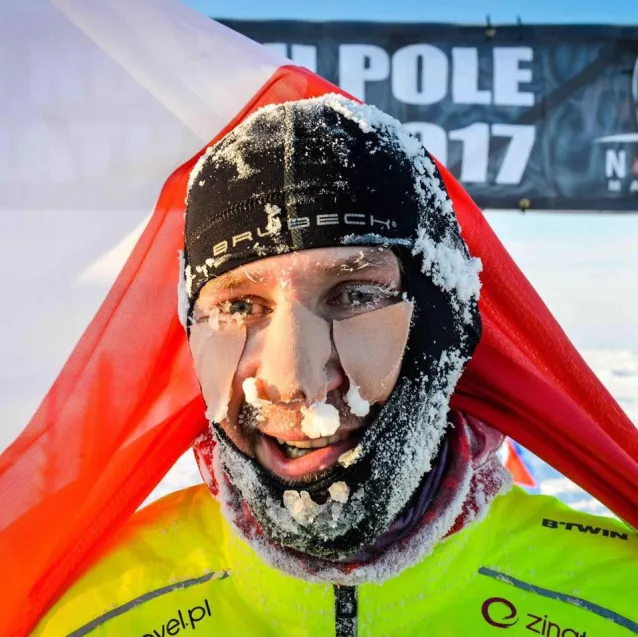Ani mróz, ani kilometry nie są straszne Piotrowi Sucheni. Najtrudniejsze w realizacji jego biegowych marzeń jest zebranie odpowiednich środków finansowych. Internetowa zbiórka pomogła mu podbić biegun północny, teraz biegacz prosi o wsparcie jego wyprawy na Antarktydę.
