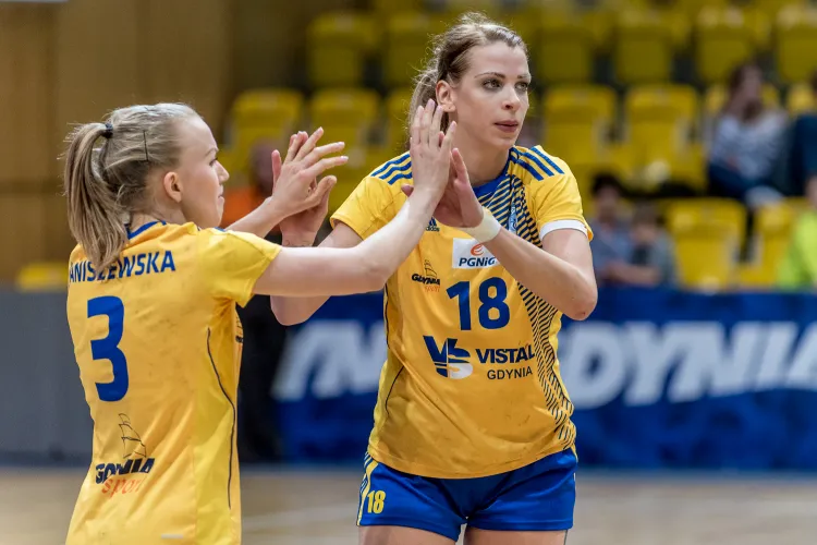 Aleksandra Zych (nr 18) i Katarzyna Janiszeewska (nr 3) zdobyły 14 bramek, czyli dokładnie połowę wszystkich, które Vistal Gdynia rzucił Koronie Handball Kielce. 