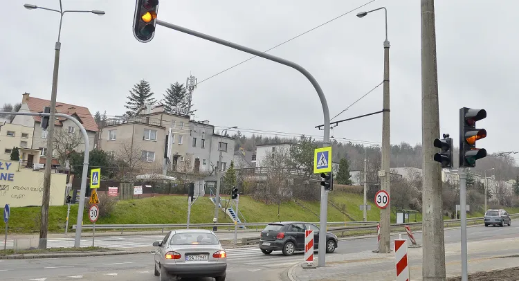 Strefa Tempo 30 na Małym Kacku ma przyczynić się do poprawy bezpieczeństwa na dzielnicowych ulicach. Na zdjęciu skrzyżowanie Łowickiej i Wielkopolskiej, krótko po zamontowaniu świateł.