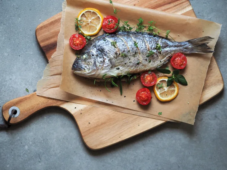 Ryby są istotnym elementem diety obniżającej poziom cholesterolu we krwi.