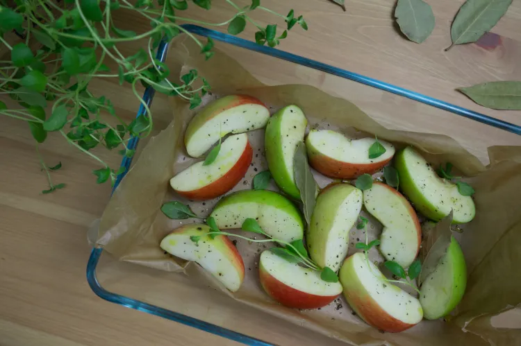 Jabłka ze skórką pomagają trzymać w ryzach poziom cholesterolu.