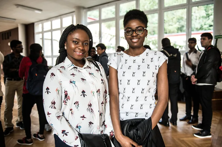 Naukę w roku akademickim 2017/2018 rozpocznie w GUMed niemal 250 studentów z zagranicy. To osoby podejmujące studia na kierunku lekarskim (177 osób), pielęgniarstwie (13 osób) oraz uczestnicy wymiany międzynarodowej w ramach programu Erasmus+ (40 osób). Na zdj. Mireille z Norwegii (po lewej) i Laura z Nigerii.