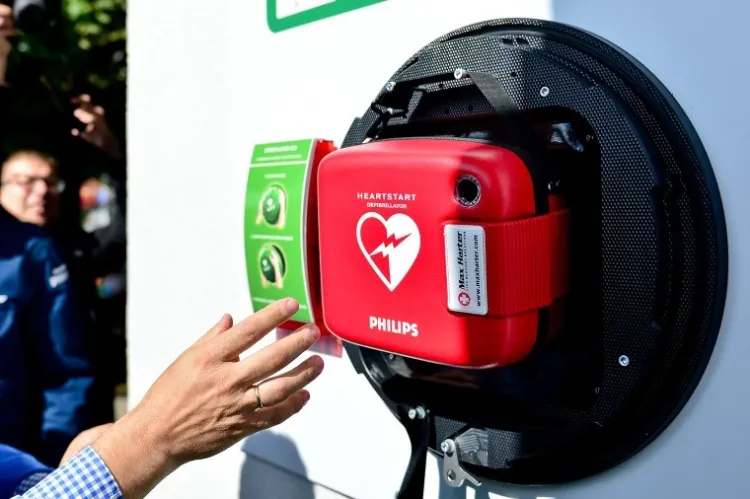 AED posiada system alarmowy powiadamiający służby ratownicze, który jest uruchamiany po otwarciu skrzynki. Urządzenie samo podpowie ratującemu, jak się nim posłużyć.