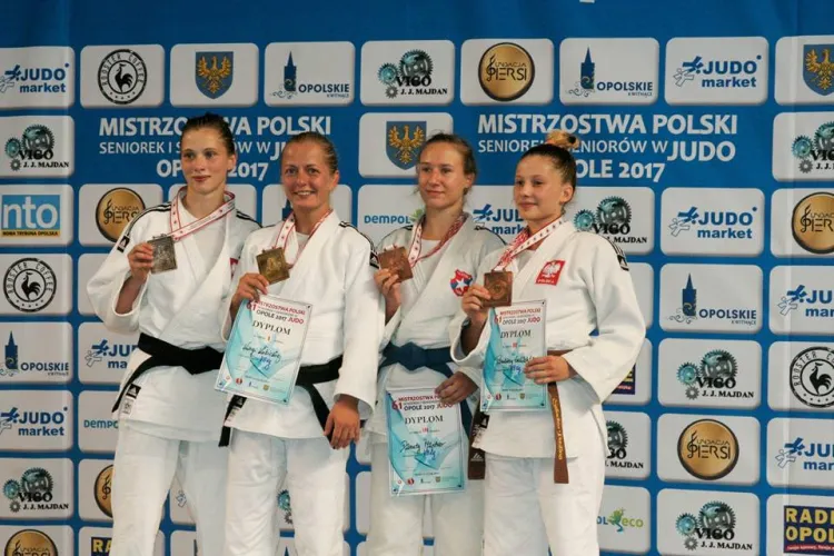 Kinga Kubicka (druga od lewej) ze złotym medalem mistrzostw Polski.