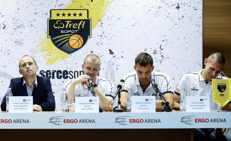 Marek Wierzbicki (na zdjęciu z lewe) jest zadowolony z kadrą, którą Trefl Sopot dysponuje na najbliższy sezon. Jako sukces okresu transferowego traktuje m.in. utrzymanie w składzie Filipa Dylewicza (z prawej). 