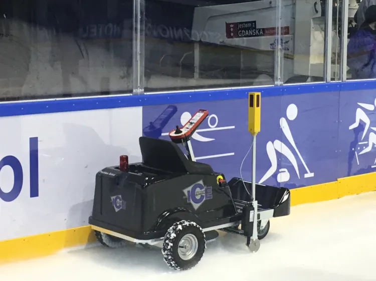 Robot "Ice Guard" odpowiada za kontrolowanie grubość tafli lodu w hali "Olivia". Ma nie tylko zwiększyć komfort sportowców trenujących na obiekcie, ale i ograniczyć koszty eksploatacyjne lodowiska.