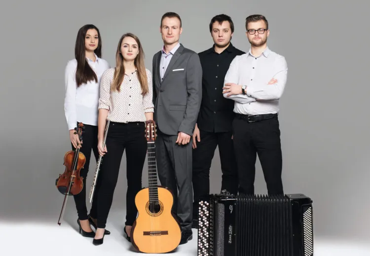 Marcin Kozioł Quintet tworzą: Klaudia Kowacz (skrzypce), Magdalena Sawicka (flet), Mikołaj Sikała (fortepian), Szymon Jabłoński (akordeon) i Marcin Kozioł (gitara). 