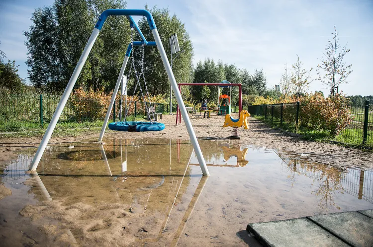Rodzice i dzieci na razie muszą omijać plac zabaw na Zakoniczynie. Powodem jest utrzymująca się na placu woda. 