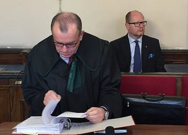 Paweł Adamowicz w gdańskim sądzie w piątek, podczas rozpoczęcia procesu w sprawie nieprawidłowości w jego oświadczeniach majątkowych.