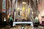 We wtorek montowano kolejne elementy bursztynowego ołtarza w  bazylice św. Brygidy w Gdańsku. 