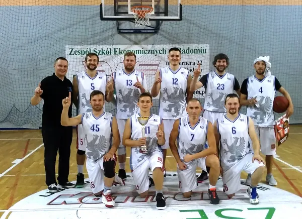 Kadra Środowiskowej Basket Ligi po raz drugi w historii polskiej amatorskiej basket ligi sięgnęła po mistrzowski tytuł.