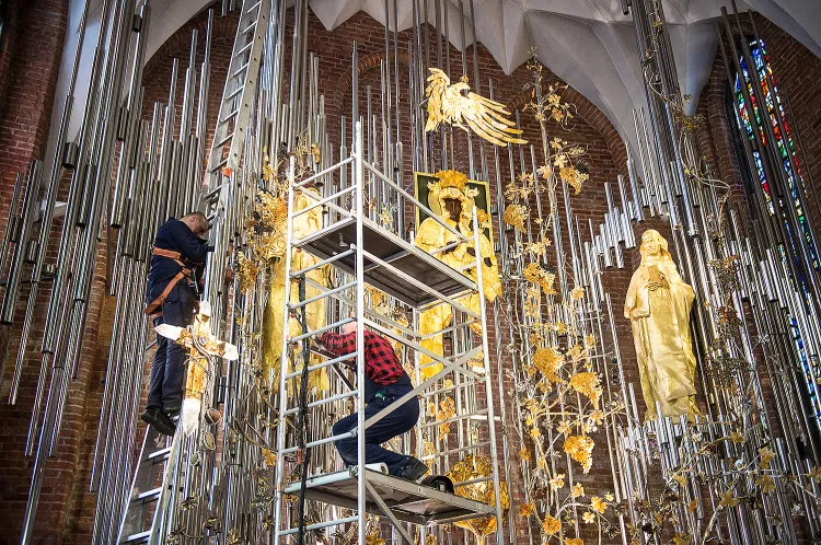We wtorek montowano kolejne elementy bursztynowego ołtarza w  bazylice św. Brygidy w Gdańsku. 