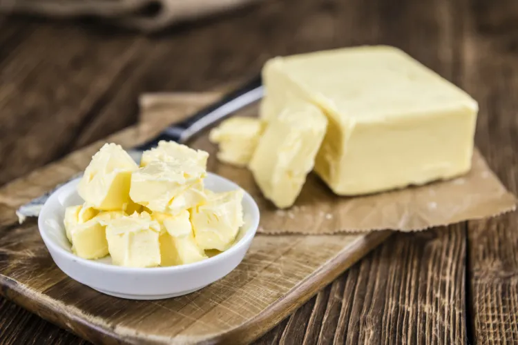 Zrobienie domowego masła to proste zadanie. Ale wcale nie takie tanie.