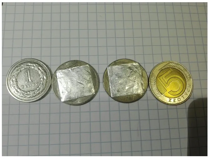 Podrobione monety wielkością i wagą przypominają obecne złotówki o nominale 1 i 5 zł.
