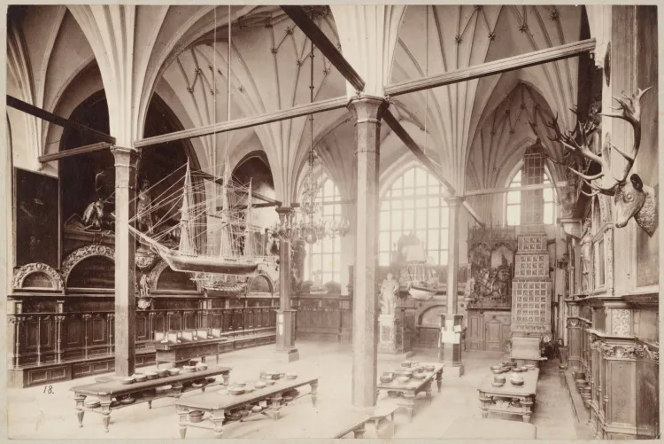 Wielka Hala Dworu Artusa z kompletnym wyposażeniem. Fotografia pochodzi z 1893 roku.
