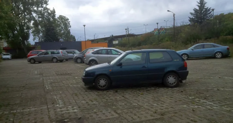 Na opuszczonym parkingu w centrum Gdyni nie brakuje ani samochodów, ani wolnych miejsc. Właściciele nie troszczą się o ten teren, więc można tu parkować za darmo.