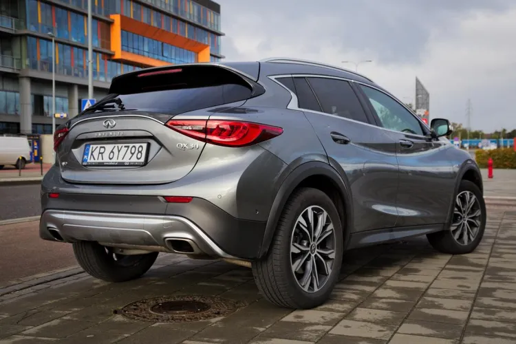 W porównaniu do standardowego Q30, W QX30 zwiększono o 30 mm prześwit