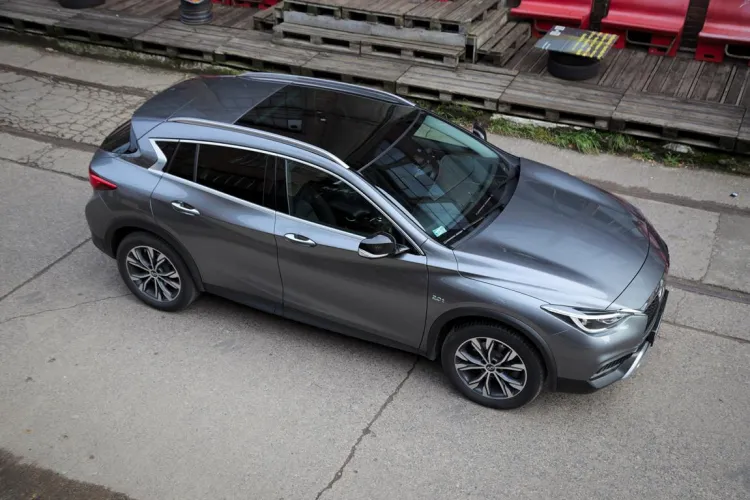 Infiniti QX30 jest nieznacznie większy od Mercedesa GLA.