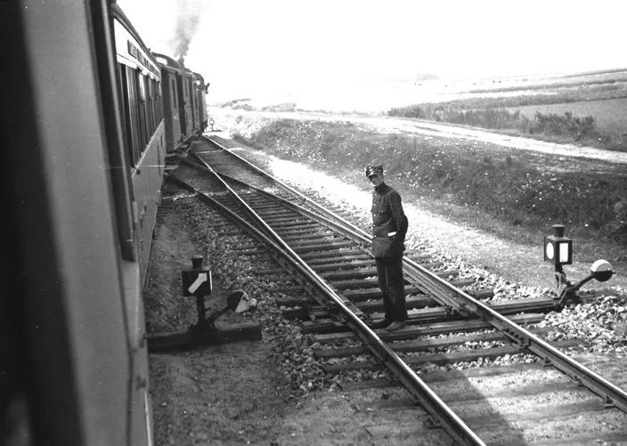 Polski kolejarz i polski pociąg jadący na trasie Gdynia - Hel. Zdjęcie wykonane w sierpniu 1934 r.