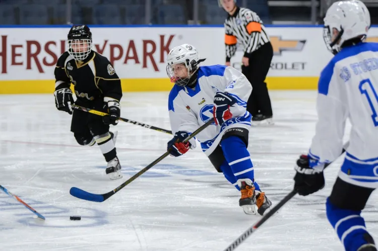 Julia Łapińska trenuje hokej od 5. roku życia, od początku z chłopcami. Dobrze radzi sobie nie tylko na lodzie, ale i w szkole, gdzie dwukrotnie kończyła rok ze średnią ocen 6.0.