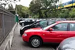 Ul. Białej nie obejmuje strefa płatnego parkowania, przez co wielu kierowców szuka tam darmowych miejsc do postoju, praktycznie w samym centrum Wrzeszcza.