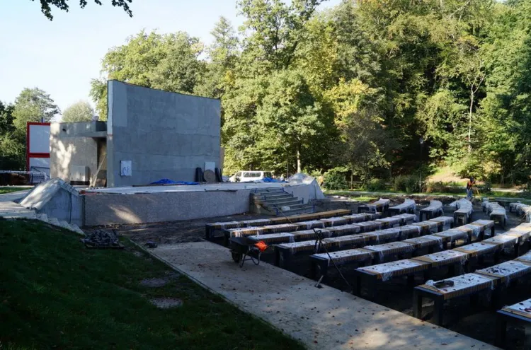 Kończy się budowa kameralnego amfiteatru na 263 miejsca. Jeszcze w październiku będzie montowany stalowy dach. 