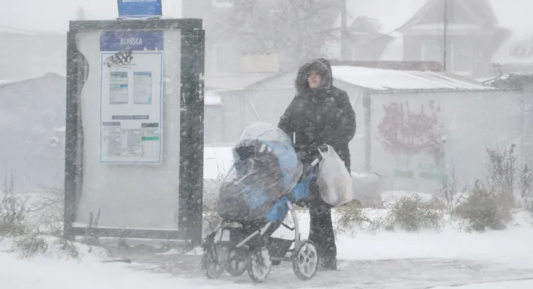 Tegoroczne opady śniegu i niskie temperatury dają się we znaki mieszkańcom Trójmiasta. W Gdyni z wychłodzenia zmarła w tym sezonie pierwsza osoba.