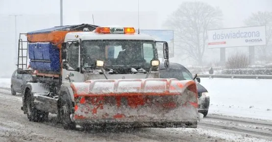 Drogowcy w czasie ciężkiej zimy mają od 2 do 6 godzin na uprzątnięcie śniegu na drogach, po których poruszają się autobusy komunikacji miejskiej.
