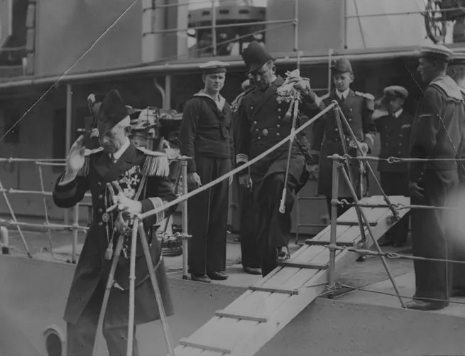 Komandor Włodzimierz Steyer (z lewej) na trapie pokładu ORP "Wicher", podczas wizyty w Danii. Zdjęcie wykonano w 1934 r.