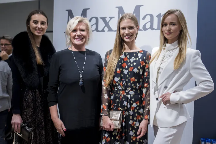 Salon Max Mara został ponownie otwarty w Galerii Bałtyckiej. Wydarzenie urozmaicił pokaz mody. 
Na zdjęciu: Barbara Zaborowska, prezes Olimpia Group z modelkami.
 