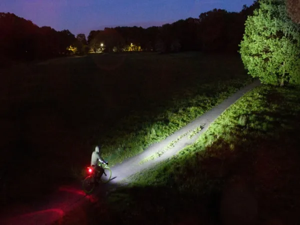 Odpowiednia lampka rowerowa rozświetli każdą drogę