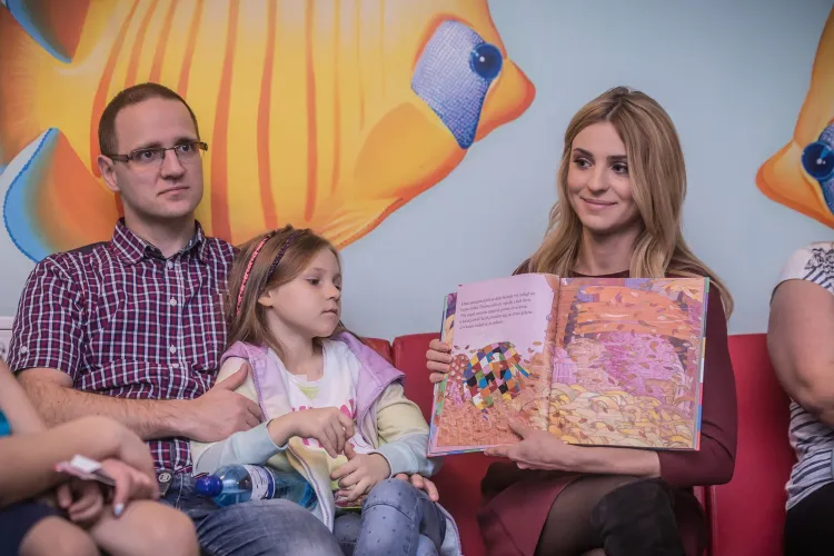 Na Oddziale Pediatrycznym powstała Zaczytana Biblioteka. dzieciom czytała Kasia Tusk.