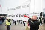 Związki zawodowe twierdzą, że zmieniono zasady wynagradzania pracowników bez konsultacji ze stroną społeczną. Na zdjęciu pikieta pod siedzibą DCT w Gdańsku.