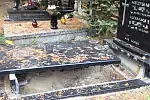 Skutki wizyty hien cmentarnych, które okradły grób bliskich naszego czytelnika.