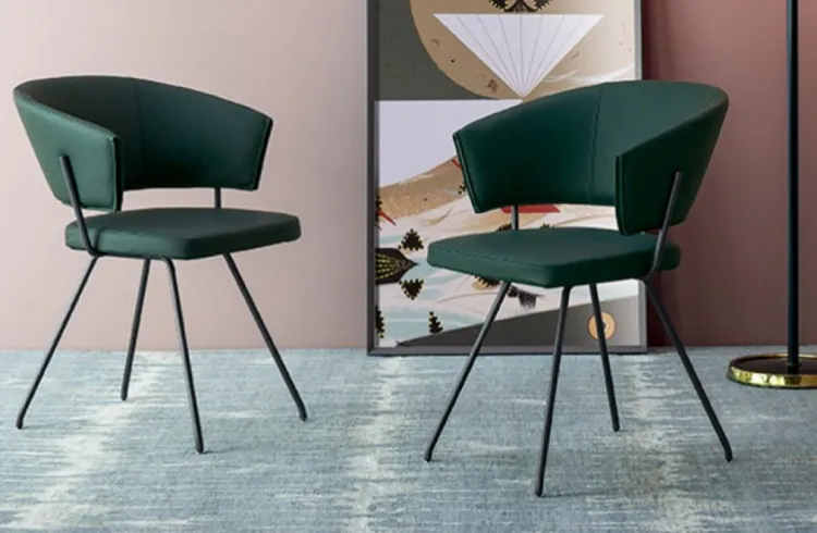 Jednym z coraz bardziej popularnych odcieni staje się szlachetna, ciemna barwa zieleni, która oferuje wiele możliwości podczas projektowania wnętrza. Na zdjęciu: fotel Bahia.