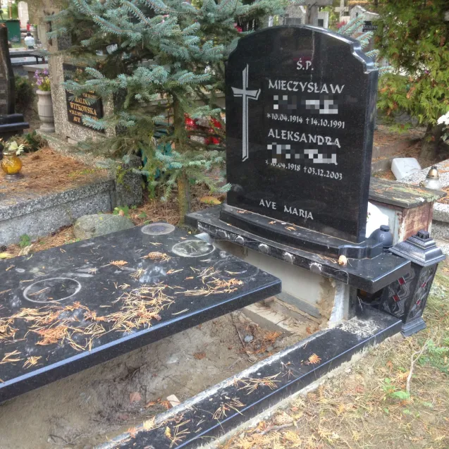 Skutki wizyty hien cmentarnych, które okradły grób bliskich naszego czytelnika.