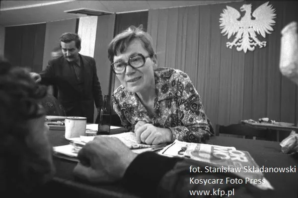 Anna Walentynowicz podczas obraz komitetu strajkowego w sierpniu 1980 r. Na drugim planie Lech Wałęsa, ówczesny przywódca strajku.