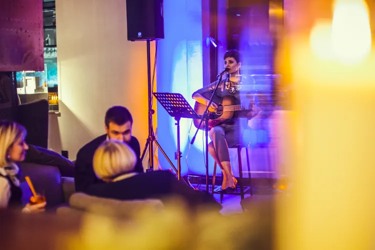 Najlepiej w restauracji sprawdzają się niewielkie składy albo soliści. Na zdjęciu popularna w Trójmieście piosenkarka, Islet.