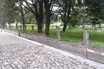 Poziom ul. św. Barbary podczas remontu podniesiono o 1,5 m. Przy okazji bez zgody konserwatora rozebrano zabytkowy betonowy płot dawnego cmentarza. 