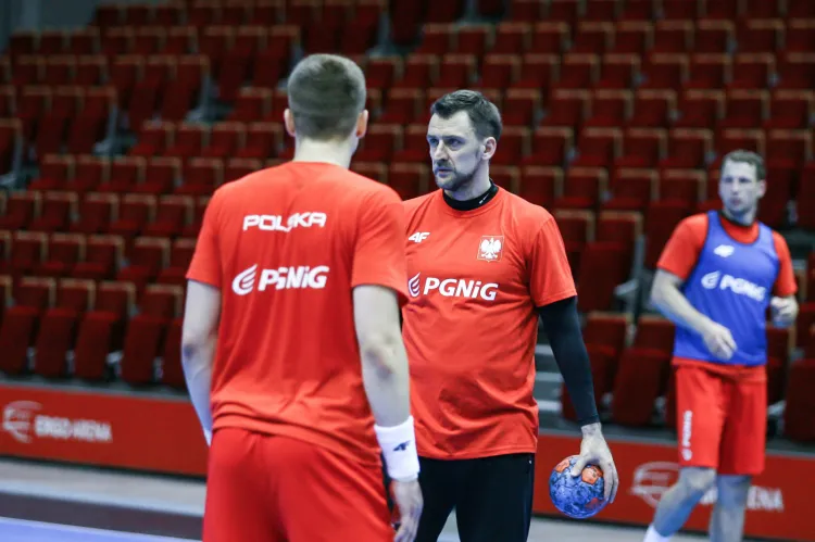 Trener Piotr Przybecki (z piłką) chce odbudować siłę polskiej reprezentacji. Czy biało-czerwonym uda się nawiązać do sukcesów "złotej generacji", która sięgała po medale mistrzostw świata?