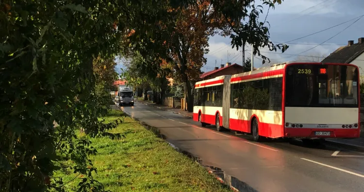 Zdarza się, że kierowcy samochodów osobowych wyprzedzają autobusy na ul. Warszawskiej ryzykując czołowe zderzenie.