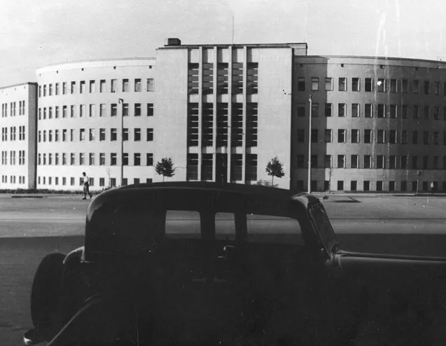Gmach Sądu Okręgowego w Gdyni. Na pierwszym planie widoczny samochód osobowy. Zdjęcie wykonano w 1938 r.