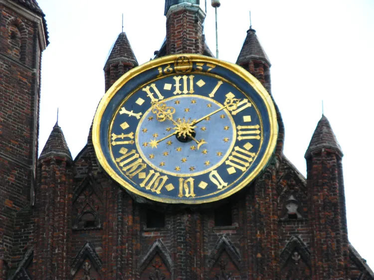 Wskazówki zegara na bazylice Mariackiej, tak jak milionów innych na świecie, będą musiały być przestawione na czas zimowy. 