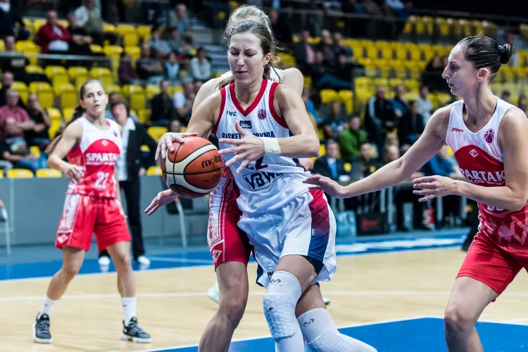 Amalia Rembiszewska pokazała ostatnio trenerowi Gundarsowi Vetrze, że warto stawiać na polskie rezerwowe. Do tego jest jedną z trzech koszykarek Basketu 90 powołanych do kadry Polski.