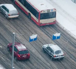 Intensywne opady sprawiły, że pod śniegiem w Trójmieście znalazły się liczne znaki drogowe.