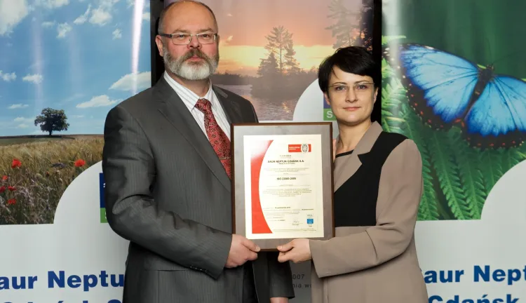 Zbigniew Maksymiuk, prezes Saur Neptun Gdańsk i Agnieszka Lis, dyrektor instytucji certyfikującej Bureau Veritas Certification. 
