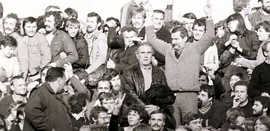 Lech Wałęsa w roku 1983 wśród sympatyków Solidarności. 