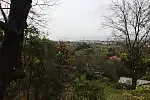 Widok w stronę Oruni Górnej, który rozciąga się ze zbocza Góry Luizy.