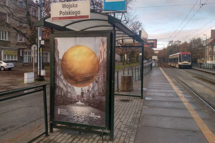 Plakaty ze złotą kulą pojawiły się na 100 nośnikach udostępnionych przez miasto Gdańsk, przede wszystkim w wiatach przystankowych.